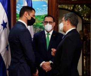 Eldad Golan, el presidente Hernández y el canciller Rosales durante la ceremonia.