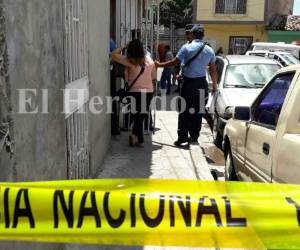 Elementos policiales acordonan los alrededores de la vivienda donde fue hallado muerto un joven este lunes en el barrio Guadalupe de la capital de Honduras. Fotos: Estalin Irías/ EL HERALDO.
