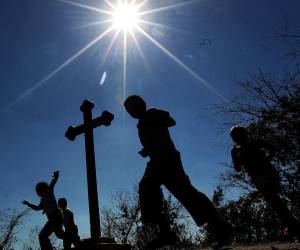 Cada 3 de mayo, Honduras conmemora el Día de la Cruz, una tradición de raíces religiosas y culturales que honra el símbolo central del cristianismo y que aún se mantiene viva en varios rincones del país, especialmente en comunidades del interior.