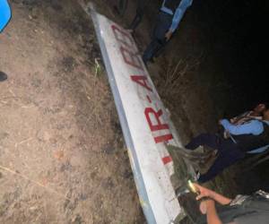 Una de las partes de la aeronave perteneciente al empresario Alan Flores, las autoridades aún no confirman si él viajaba ahí de Roatán a Tegucigalpa.
