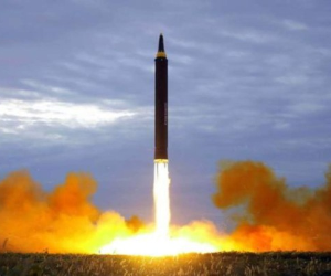 El martes, China defendió su política de armas atómicas e invitó a Rusia y Estados Unidos, las principales potencias nucleares del mundo con mucha ventaja, a dar el primer paso en reducir sus arsenales. Foto: AFP