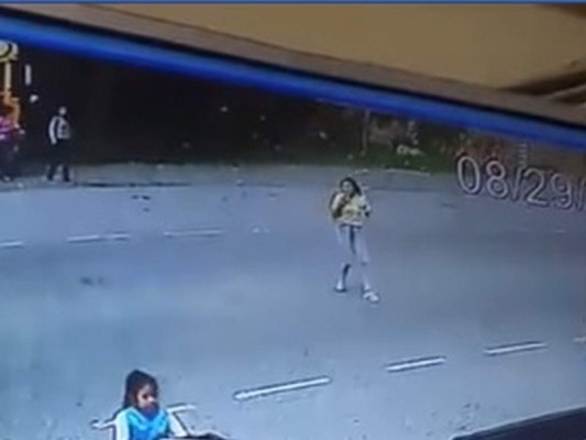 La mujer intentó cruzar la calle, pero los nervios la congelaron en medio de la carretera.