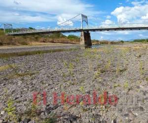 El caudal del río Choluteca el jueves se mantenía en nueve mil metros cúbicos , sin embargo podría bajar hasta los cuatro mil metros cúbicos