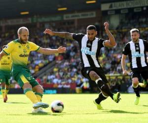 El delantero finlandés de Norwich Teemu Pukki, izquierda, dispara a puerta en un partido de la Liga Premier contra Newcastle. Foto: AP Joe Giddens/PA