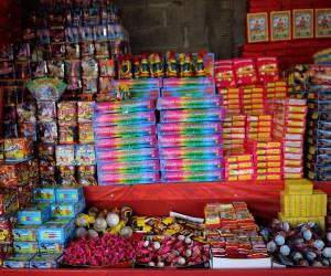 Vendedores se preparan para recibir la época decembrina pese a advertencia de la AMDC.