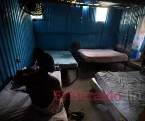 Los migrantes extranjeros pasan sus días acostados a la espera de recibir remesas o pedir dinero para continuar. Foto: Jhony Magallanes/El Heraldo