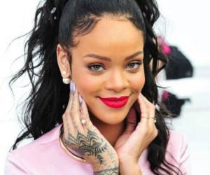 La publicación está acompañada del lema “Incondicional”, y en 24 horas ya alcanzó millón 600 mil likes, y aunque miles de verdaderos fans mostraron su agrado por la imagen; otros no dudaron en criticar la escena y actitud de Rihanna. /Fotos Instagram @badgalriri/