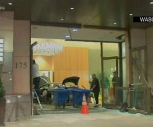 La policía indicó que un automóvil se estrelló contra el vestíbulo delantero con puertas de vidrio de Trump Plaza en New Rochelle. Foto: AP.