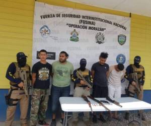 Los cuatro miembros del supuesto grupo criminal fueron presentados a los medios de comunicación de Honduras.