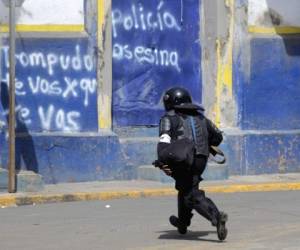 El hostigamiento a la iglesia comenzó a eso de las 23H00 GMT del viernes, tras un ataque de policías y paramilitares a la Universidad Nacional Autónoma de Nicaragua (UNAN), al lado del templo. (AFP)