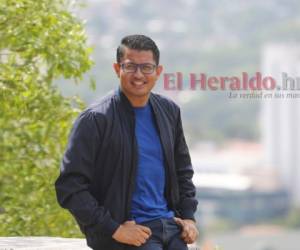 De no haber elegido el periodismo, seguramente Fermán sería una figura del fútbol nacional. (Fotos: Efraín Salgado / EL HERALDO)