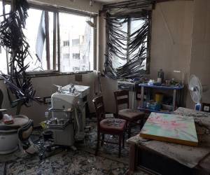 Ventanas rotas y equipo destruido, así quedó el Hospital Gandhi, ubicado en la capital iraní, Teherán. Aquí las imágenes de la destrucción tras la ofensiva militar conjunta lanzada por Estados Unidos e Israel contra Irán.