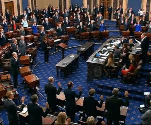 Los senadores estadounidenses tomando juramento antes del 'impeachment' al presidente Donald Trump, en el Congreso en Washington. Foto: AP.