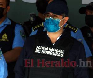 Hernández enfrenta cargos por narcotráfico y tráfico de armas.