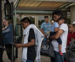 Familias migrantes de Honduras y Guatemala fueron liberadas de detención federal en una estación de autobuses en McAllen, Texas. Foto: Agencia AFP