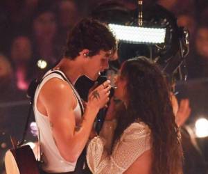 Los cantantes derrocharon mucha química y sensualidad en el escenario y engañaron a todos con la posibilidad de un beso. Foto: AP.