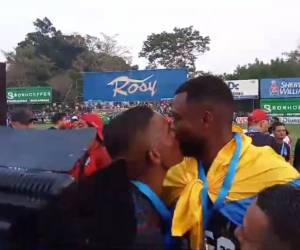 Brayan Beckeles le roba beso a Yustin Arboleda en celebración de título 38 de Olimpia