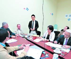 Miembros de la Cooperación Japonesa con el alcalde de Comayagua, Carlos Miranda, y el gerente de la SAC, Elton Fajardo, en reunión para conocer detalles del proyecto.