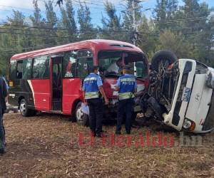 El conductor del camión fue impactado por el bus. Foto: Estalin Irías/EL HERALDO