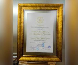 El CNE emitió la credencial de Nasry Asfura, quien regresó al país este martes tras una gira.