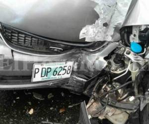 Así quedó la parte frontal del vehículo tras el accidente. Foto: Mario Urrutia / El Heraldo