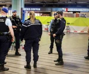 Un grupo de policías holandeses patrulla por el aeropuerto de Schiphol, el 15 de diciembre de 2017 en Amsterdam. Foto AFP