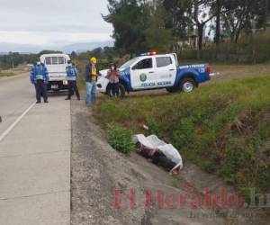 Tras el accidente el conductor se desplazó varios metros con su motocicleta hasta impactar contra la cuneta. Fotos: Alex Pérez/EL HERALDO.