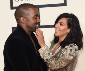 En esta foto de archivo tomada el 8 de febrero de 2015, el rapero Kanye West y la personalidad de televisión Kim Kardashian asisten a los 57 premios GRAMMY anuales en el STAPLES Center en Los Ángeles, California.