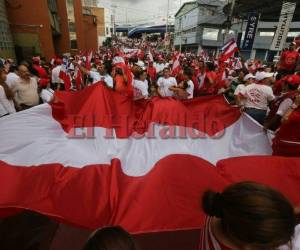 La manifestación del Partido Liberal salió del CCEPL y se dirigió a la sede del Tribunal Electoral. Foto David Romero