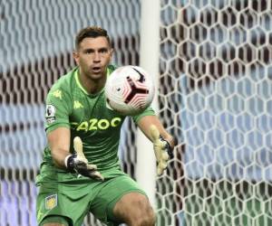 El arquero argentino Emiliano MartÃ­nez del Aston Villa ataja durante el partido contra Liverpool por la Liga Premier inglesa en Birmingham, el domingo 4 de octubre de 2020. (AP Foto/Rui Vieira, Pool).