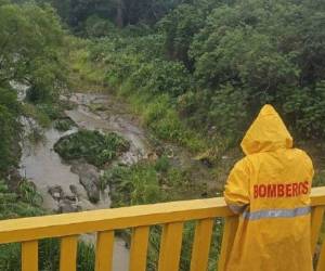 Además del incidente en Los Pinos, los bomberos realizaron una inspección en la colonia Reynel Fúnes, donde una quebrada crecida provocó una inundación.