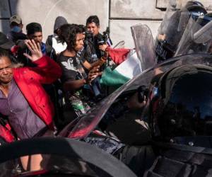 Tijuana fue escenario al mediodía del domingo del momento más álgido que ha vivido esta caravana desde que el 13 de octubre salió huyendo de la violencia y pobreza de Honduras, recorriendo más de 4,000 km hasta el noroeste mexicano.