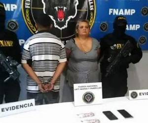 La fémina fue detenida junto a un menor identificado únicamente con el alias de 'El Chuky' en la colonia San Antonio, en Chamelecón.