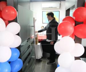 Ciudadanos costarricenses residentes en Honduras acuden a votar en la embajada de Costa Rica en Tegucigalpa, como parte del proceso electoral para elegir presidente y diputados del Congreso para el periodo 2026-2030.