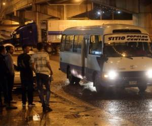 Las unidades del transporte público en la capital son escasas al caer la noche. Fotos: Marvin Salgado /David Romero