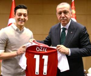 Una fotografía de Ozil y Erdogan el pasado mayo provocó polémica y despertó preguntas sobre su lealtad a Alemania antes de su desastrosa participación en el Mundial de Rusia-2018.