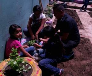 Padres de familia, maestros y alumnos en la jornada de recuperación de los espacios verdes del CEB San Miguel de Heredia. Foto: Magallanes, Amador, Pérez/ EL HERALDO.