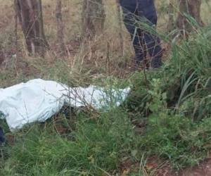 El cadáver del elementos de seguridad fue encontrado entre la maleza, en el Valle de Jamastrán.