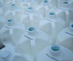 La leche está a la venta mientras EE. UU. lucha contra el aumento de la inflación el 20 de mayo de 2022 en Washington, DC.