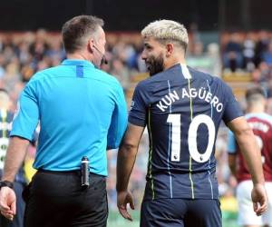 El argentino Sergio 'Kun' Agüero, del Manchester City, habla con el árbitro Paul Tierney, luego de anotar ante el Burnley, el domingo 28 de abril de 2019 (AP Foto/Rui Vieira)