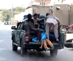 Docenas de personas del distrito de Achin fueron al de Momandara para bloquear la principal autovía entre la capital de la región, Jalalabad, y la frontera con Torkham, en Pakistán.