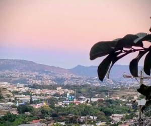 Clima seco y cálido, pero con lluvias en varias regiones del país para este domingo 22 de marzo, según Cenaos.