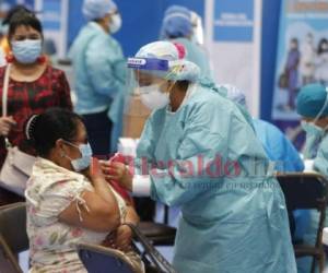 Ante la llegada de más lotes de vacunas y al avance de la campaña de vacunación en Honduras, la Secretaría de Salud, a través del Programa Ampliado de Inmunizaciones (PAI), determinó extender la quinta jornada de vacunación. Foto: David Romero | EL HERALDO