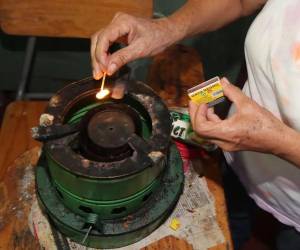 Las familias que no se pueden costear un cilindro de GLP recurren al queroseno como alternativa para cocinar sus alimentos en estufas de gas.