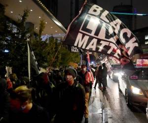 Gente marchando la noche de las elecciones en Seattle, el martes 3 de noviembre de 2020.