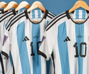 Las camisas se subastaron por 7,8 millones de dólares seis camisetas que usó Messi en el Mundial de Qatar.