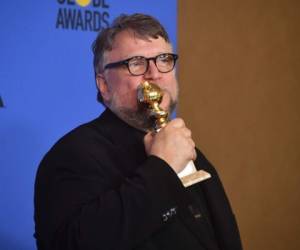 Guillermo del Toro con su galardón en los Globos de Oro. Foto AFP