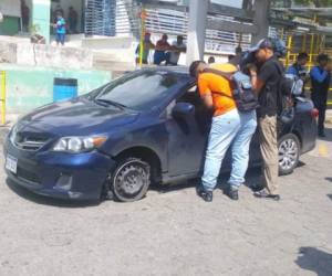 Así quedó el vehículo tras el lamentable incidente en San Pedro Sula. Foto: EL HERALDO.