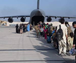 La multitud congregada en el aeropuerto ha provocado escenas de caos y hubo al menos ocho fallecidos. FOTO: AFP