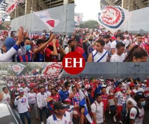 La barra Ultra Fiel del Olimpia estuvo presente para alentar a su equipo en las afueras del Estadio Nacional previo al decisivo duelo de semifinales ante el Vida, sin importar el riesgo que existe por la pandemia del coronavirus. Fotos: Estalin Irías | EL HERALDO